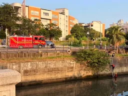 高雄愛河驚見男性浮屍 消防員架梯下河道抬上岸查不出身分